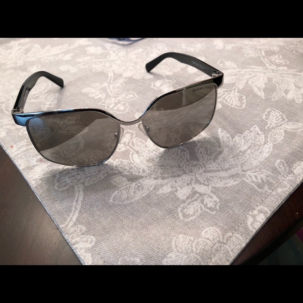 BRAND NEW MICHAEL KORS SUNGLASSES *worn3times* - Picture 4 of 4